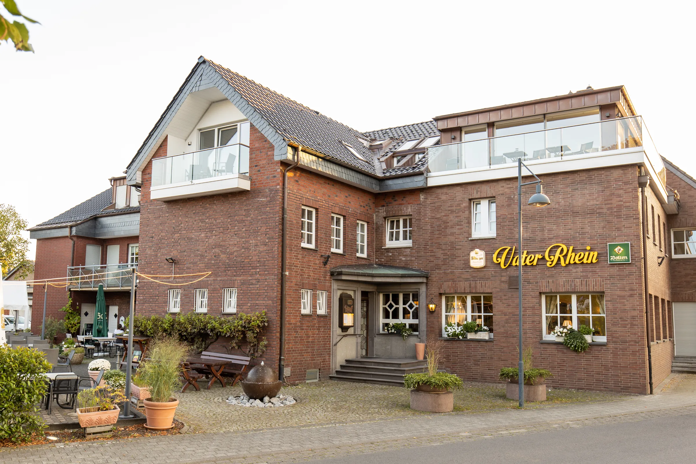 Fassade des Hotel-Gasthofs „Vater Rhein” im Abendlicht