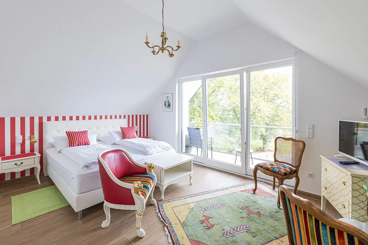Hotelzimmer mit Balkon und Rheinblick